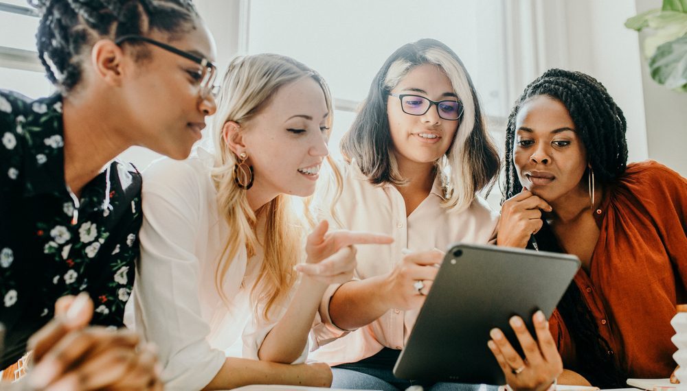 Líderes mulheres recebem 2,8% menos que os homens no setor de tecnologia