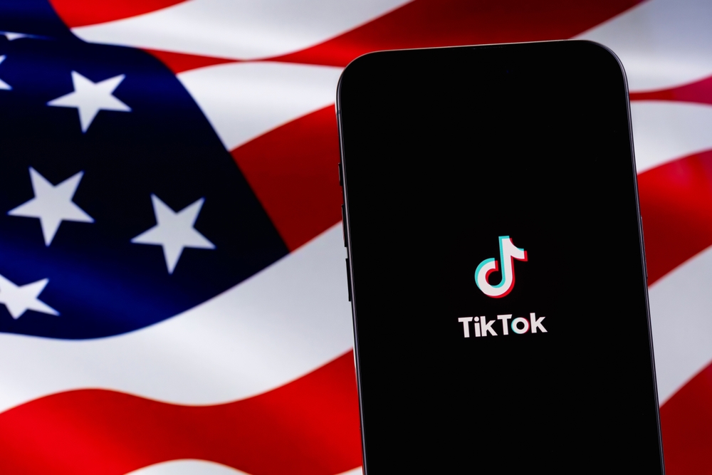 Nos EUA, bilionário Frank McCourt planeja oferta para comprar operações TikTok