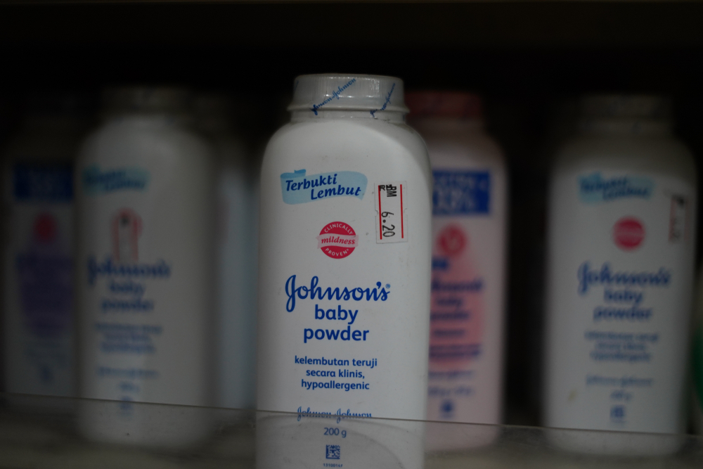 Johnson & Johnson avalia acordo de US$ 6,5 bilhões para encerrar processos de câncer no ovário