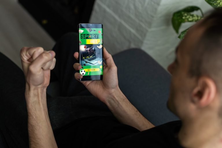 Ministério da Justiça notifica Apple e Google por disponibilizar bets para menores de idade