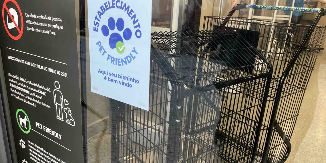 Prezunic amplia número de lojas com permissão de entrada para pets no Rio