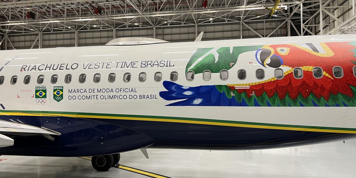 Riachuelo adesiva avião da Azul para apoiar atletas do Time Brasil nas Olímpiadas