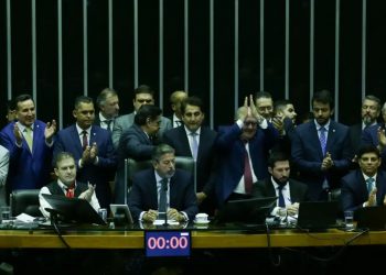 Câmara aprova texto-base da reforma tributária com trava no IVA