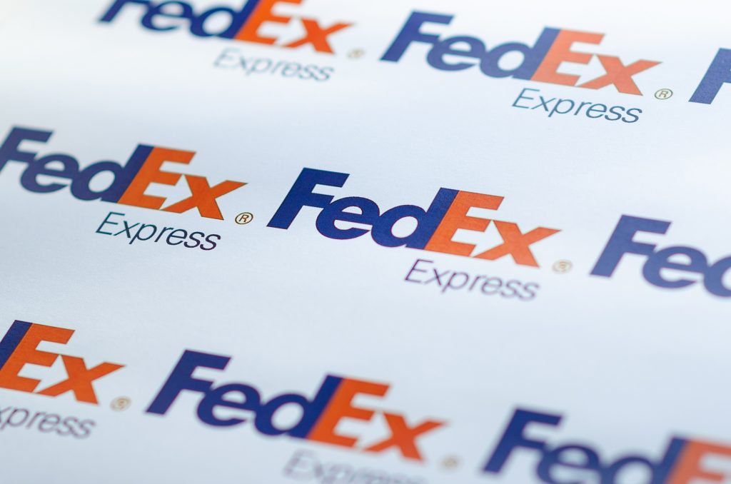 FedEx produz cobertores para doação a partir da reciclagem de tecidos