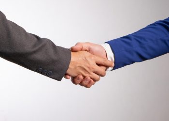 O impacto negativo das enchentes no Rio Grande do Sul (RS) sobre a atividade econômica deve aparecer principalmente nos dados do segundo trimestre. Os esforços para a recuperação, porém, podem gerar um “rebote parcial” no Produto Interno Bruto (PIB) do trimestre seguinte, avaliam economistas. Diante dessa premissa, o Santander Brasil reduziu recentemente a projeção para o PIB brasileiro do segundo trimestre, de crescimento de 0,3% para 0,1%, e aumentou a estimativa para o terceiro trimestre, de 0,5% para 0,6%. O economista Gabriel Couto ressalta que, se o impacto negativo for maior, a recuperação tende também a aumentar. Couto pondera que a duração do efeito tende a variar entre os setores. “Há aqueles em que tende a ser mais rápido, como alguns segmentos dentro de serviços”, exemplifica. “O impacto mais duradouro que vemos é sobre a indústria. A perda de capacidade produtiva e a destruição do capital fixo podem comprometer o setor por um pouco mais de tempo no Estado.” O banco recentemente elevou a projeção para o PIB de 2024, de crescimento de 1,8% para 2,0%. O aumento foi motivado pelas consequências do cenário mais aquecido do mercado de trabalho, mas foi parcialmente compensado pelo efeito baixista estimado para as consequências da situação no Rio Grande do Sul.