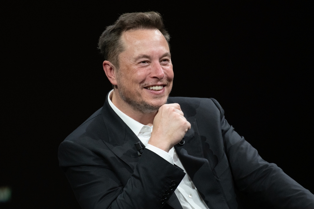 Elon Musk anuncia que Tesla usará robôs humanoides a partir do ano que vem