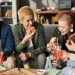 Cinco entre dez consumidores da geração Z têm o hábito de pedir comida por delivery