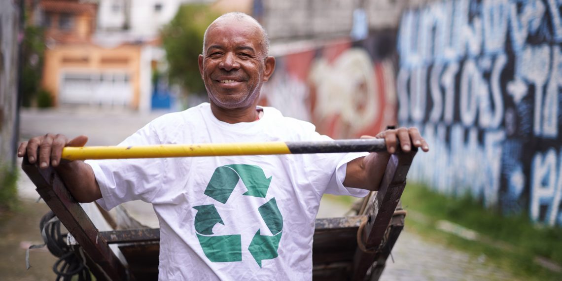 Ambipar anuncia projeto com cooperativa de reciclagem, que prevê catador com triciclo elétrico