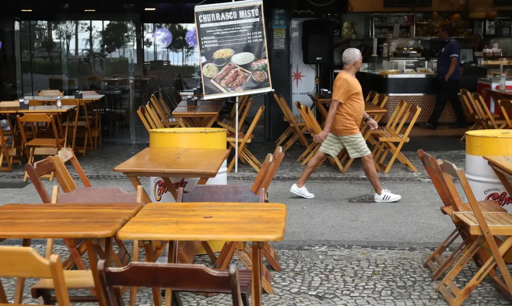 Economia Serviços não financeiros tiveram recorde de ocupação em 2022