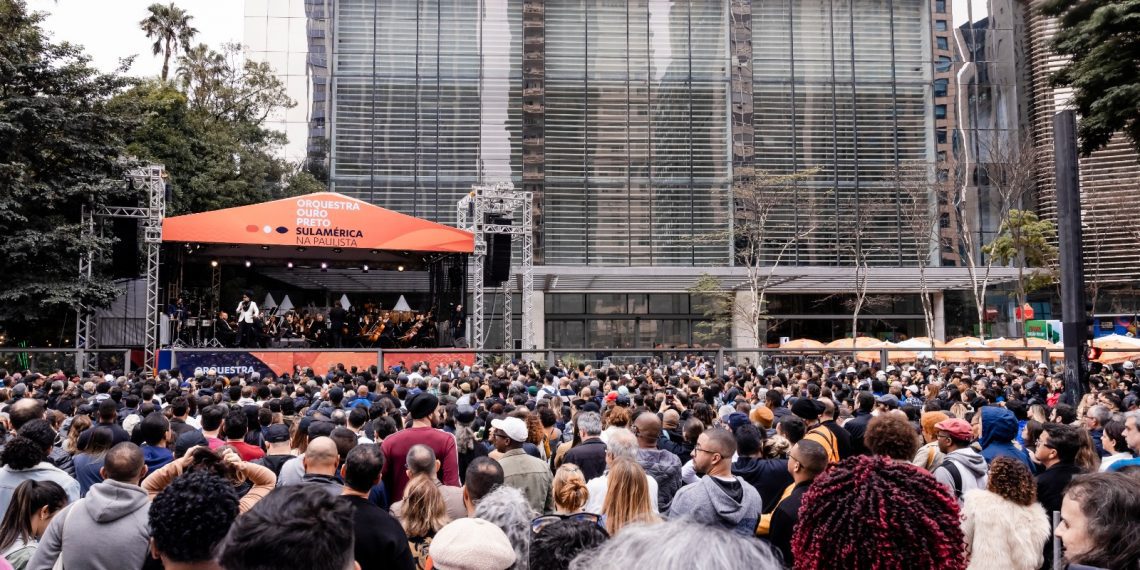 Carlinhos Brown com a Orquestra Ouro Preto em apresentação na calçada do Shopping Cidade São Paulo