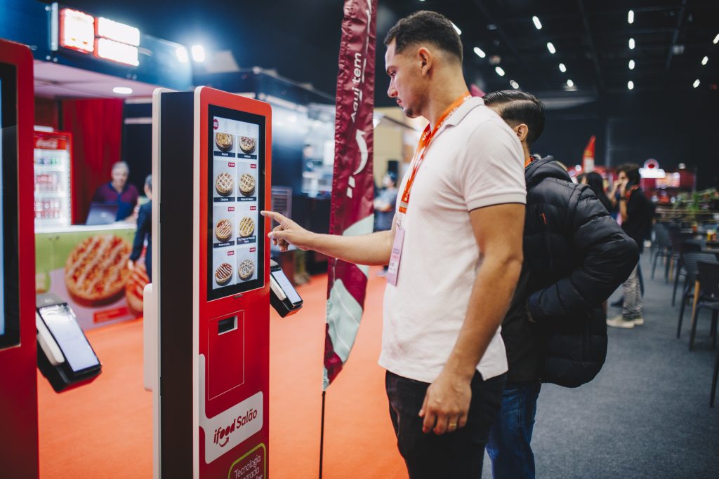 Totem do iFood em restaurantes otimiza pedidos e leva o app para jornada de compra no salão