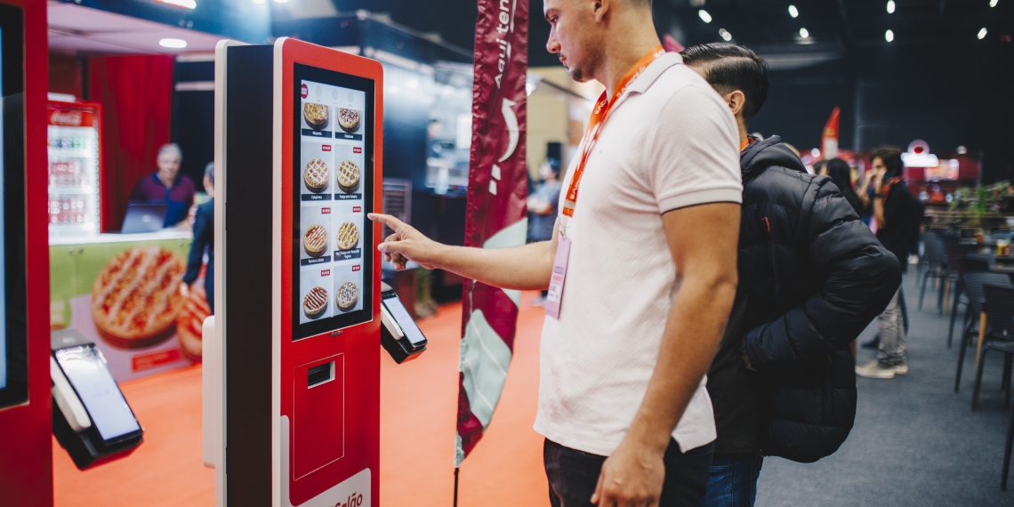 Totem do iFood em restaurantes otimiza pedidos e leva o app para jornada de compra no salão