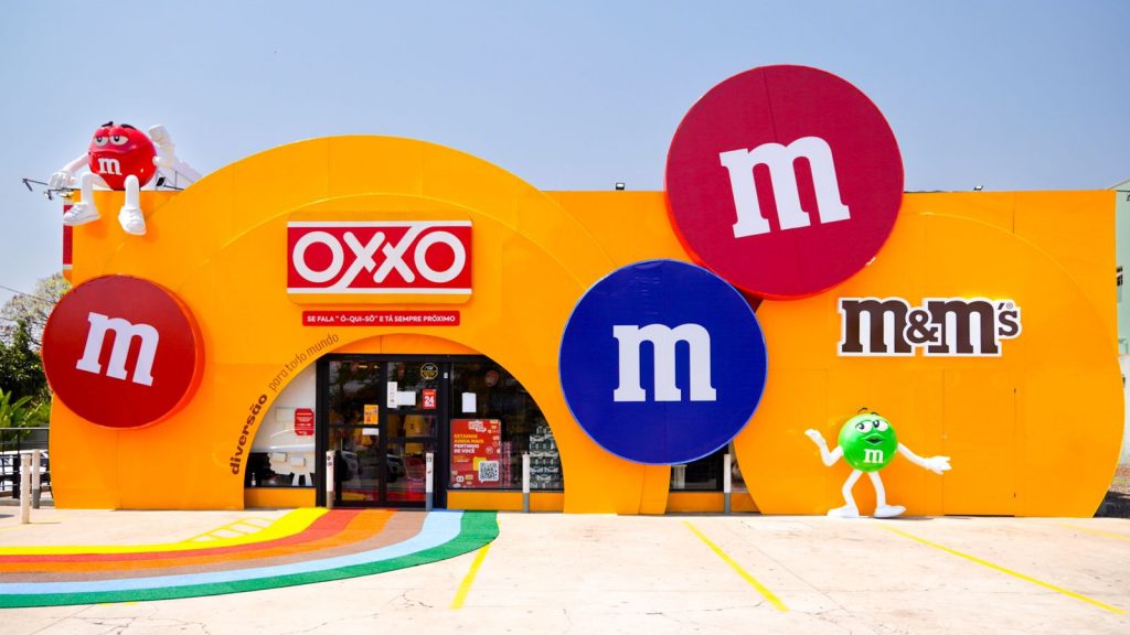 Com foco na geração Z, M&M's investe em loja emblemática da Oxxo Unicamp