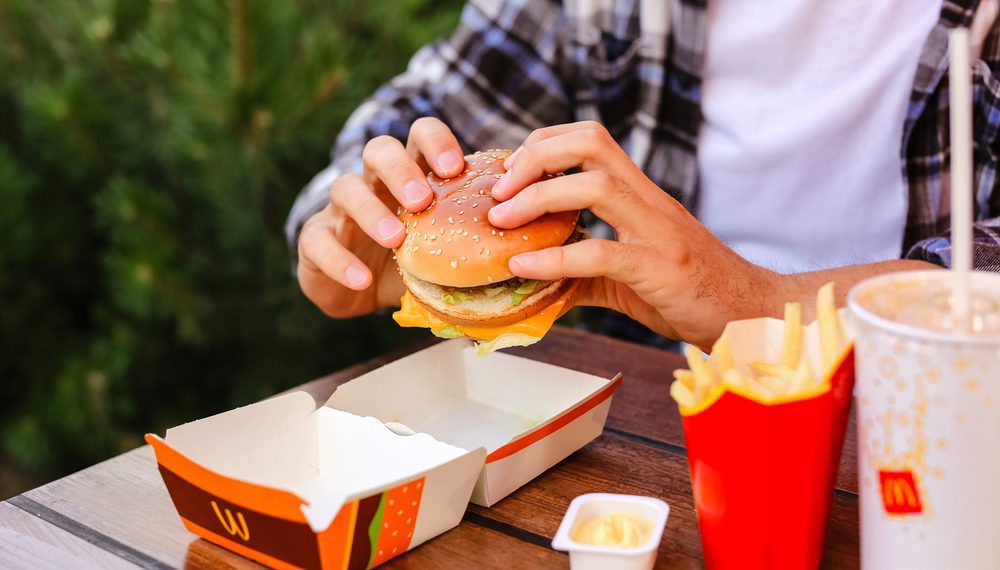 Surto de E. coli nos EUA pode estar relacionado a sanduíche do McDonald's