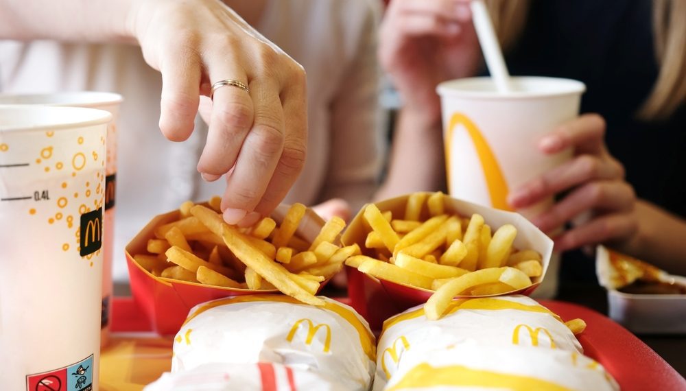 McDonald's é denunciado por ofertar lanches sem informações sobre riscos à saúde