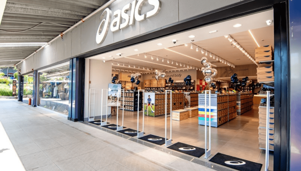 Asics reforça presença em São Paulo com nova loja no Outlet Premium Imigrantes