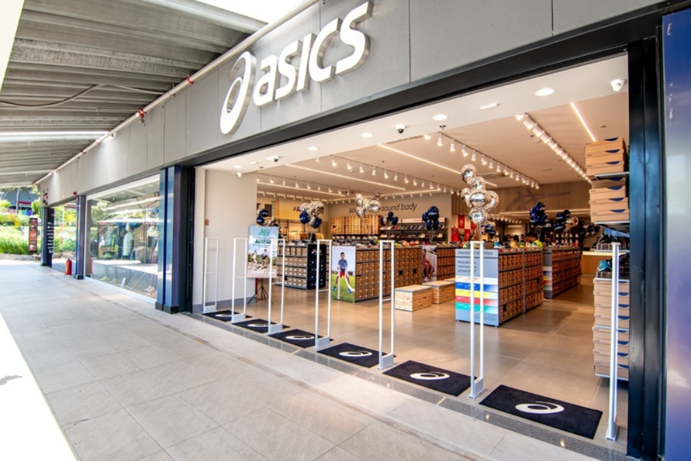 Asics reforça presença em São Paulo com nova loja no Outlet Premium Imigrantes