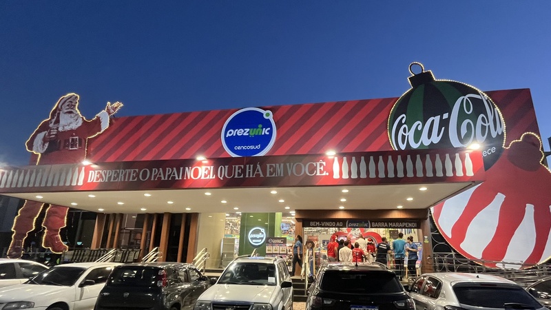 Retail Media de Natal: Prezunic "veste" frente de loja do Rio em parceria com Coca-Cola