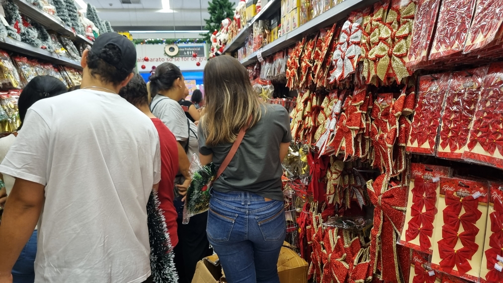 Brasileiros pretendem gastar, em média, R$ 500 em presentes no Natal