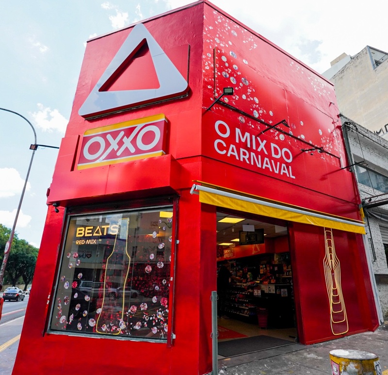 Oxxo aposta em loja como "esquenta" do Carnaval, patrocina bloquinhos e cria marchinha