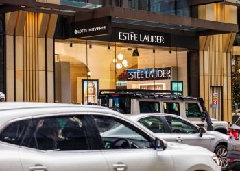 A Estée Lauder, gigante fabricante americana de cosméticos que está por trás de marcas como a MAC e Clinique, pode cortar até sete mil empregos até o fim do ano fiscal de 2026, o que representa mais de 11% da força de trabalho da empresa.