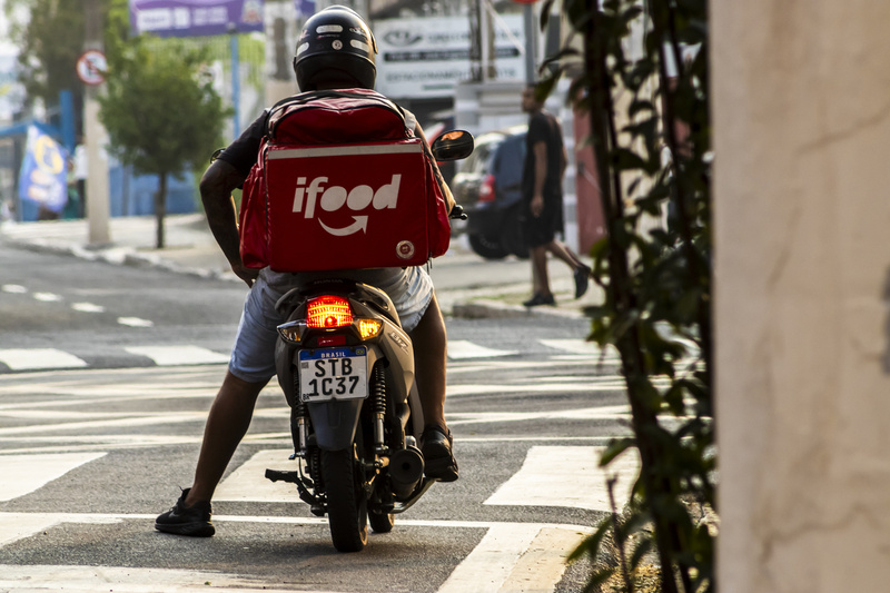 iFood e Eureciclo já reciclaram mais de 35 toneladas de bags usadas por entregadores