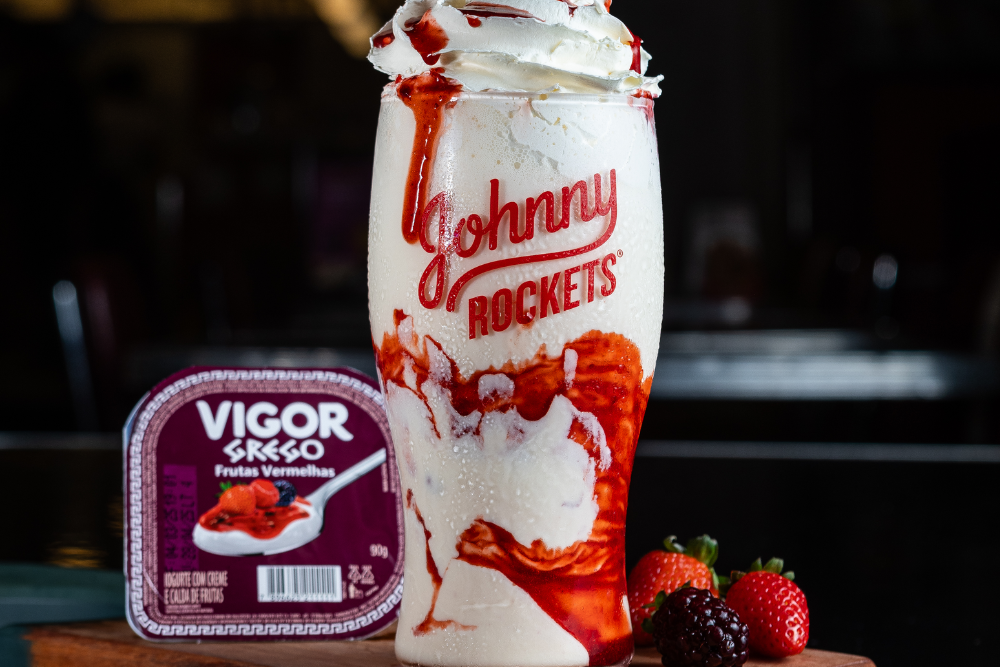 Com distribuição de milkshake grátis, Johnny Rockets lança releitura de iogurte da Vigor