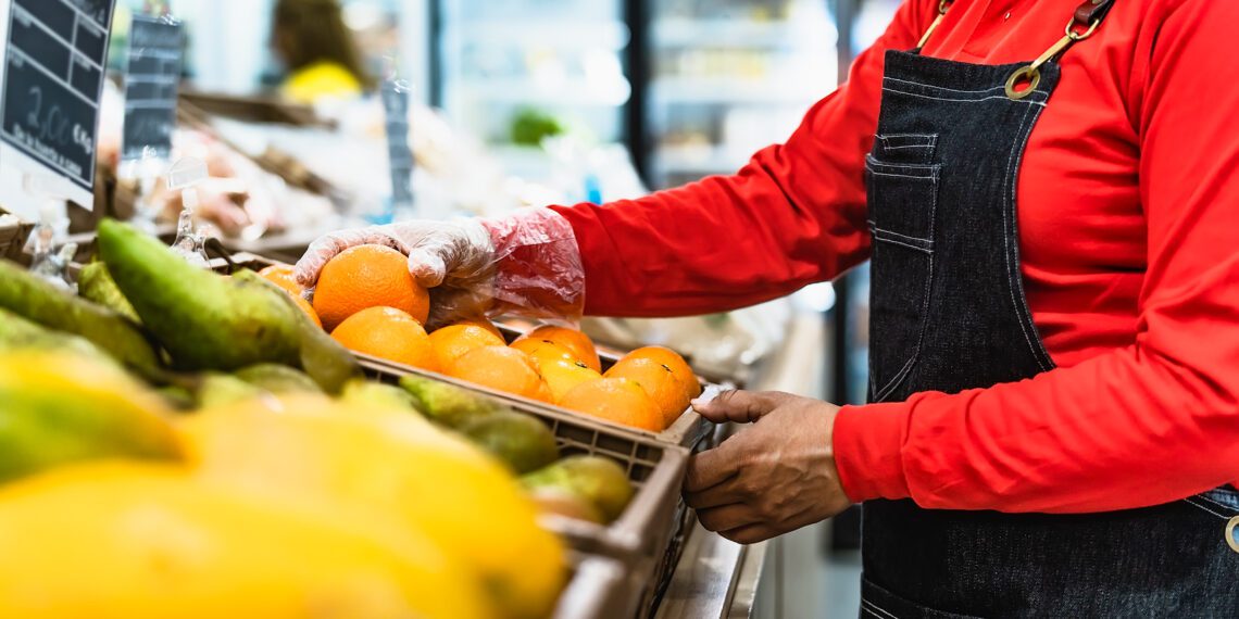 Contratos de trabalho por hora em supermercados aumentam precarização
