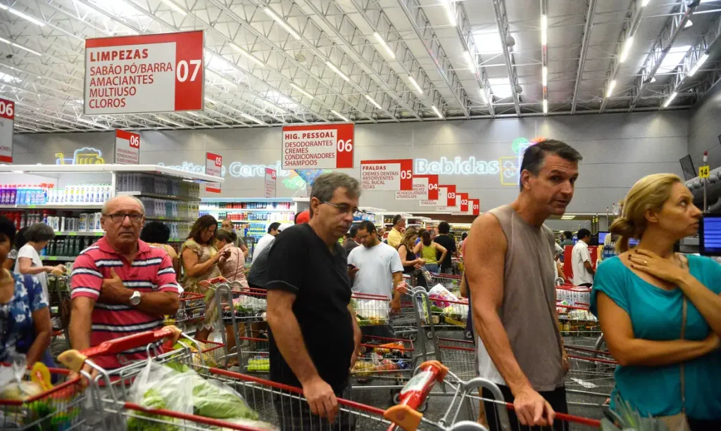 Intenção de consumo das famílias registra alta de 0,5% em junho