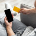 Celular vira principal canal de compras das classes D e E, que lideram intenção de consumo