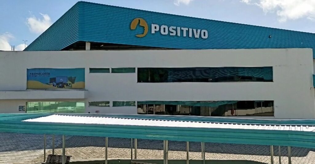 Incêndio atingiu galpão logístico de pós-venda da Positivo em Barueri (SP); não houve vítimas