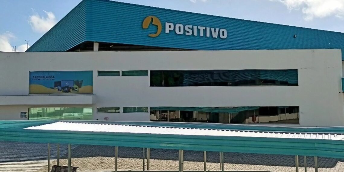Incêndio atingiu galpão logístico de pós-venda da Positivo em Barueri (SP); não houve vítimas