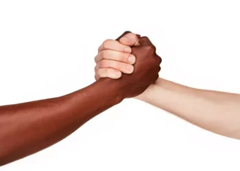 Dona das marcas Raia e Drogasil adere a programa de combate ao racismo