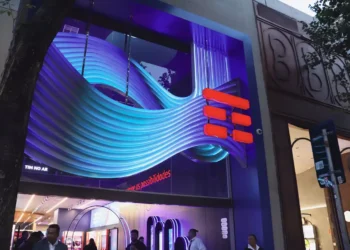 Flagship futurista da Tim tem estúdio para podcasts e espaço gamer