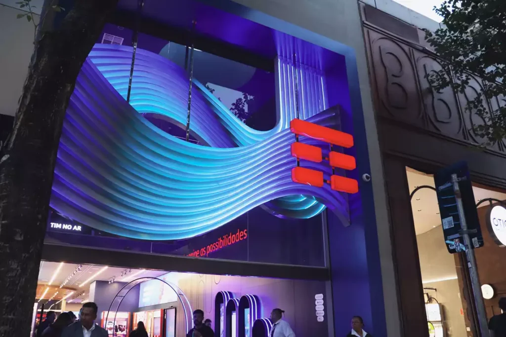 Flagship futurista da Tim tem estúdio para podcasts e espaço gamer
