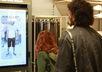 Provador inteligente da Aramis mostra caimento das roupas no corpo em segundos