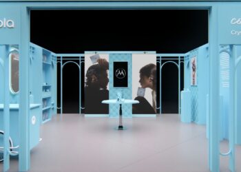 Nova pop-up da Motorola com a Swarovski no JK Iguatemi conecta tecnologia e lifestyle
