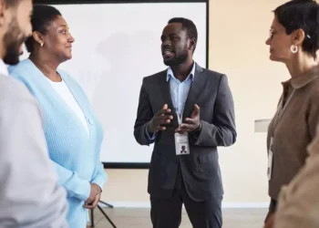 Liderança como mediadora de desenvolvimento, não apenas de performance