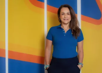 Barbara Miranda, da AmPm, e Dorival Oliveira, do McDonald’s, no palco do BConnected