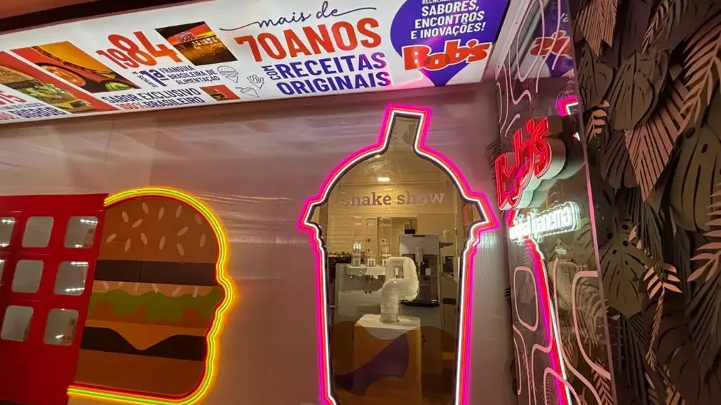 No ponto certo: Robô prepara tradicional milkshake crocante do Bob's