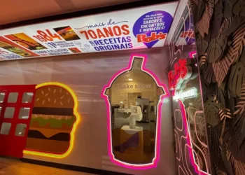 No ponto certo: Robô prepara tradicional milkshake crocante do Bob's