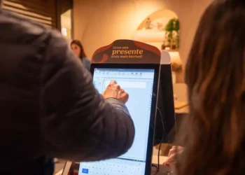 Loja da Cacau Show analisa humor do cliente para oferecer atendimento personalizado