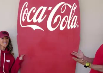 Carmed lança sua maior coleção em parceria com Coca-Cola
