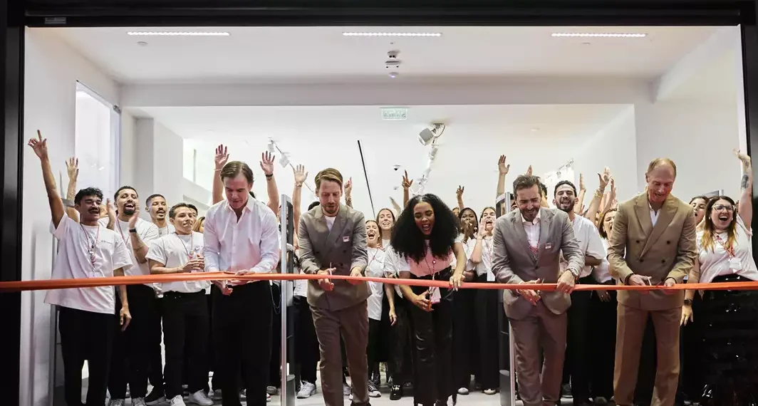 A varejista sueca H&M estreou recentemente no Brasil já adotando a escala 5x2 em suas operações.
