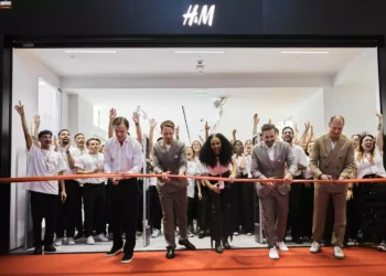 A varejista sueca H&M estreou recentemente no Brasil já adotando a escala 5x2 em suas operações.