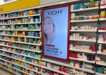 Farmácias Raia e Drogasil viram vitrines digitais para campanha da Vichy