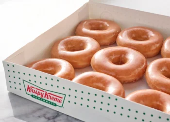 Krispy Kreme estreia no iFood com quatro opções de caixas de donuts