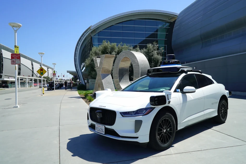 Lyft anuncia parceria com Waymo para lançar robotáxis em 2026 em cidade dos EUA