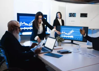 Arquitetando a eficiência: estruturas inteligentes como fundamento para o crescimento sólido no varejo e no franchising