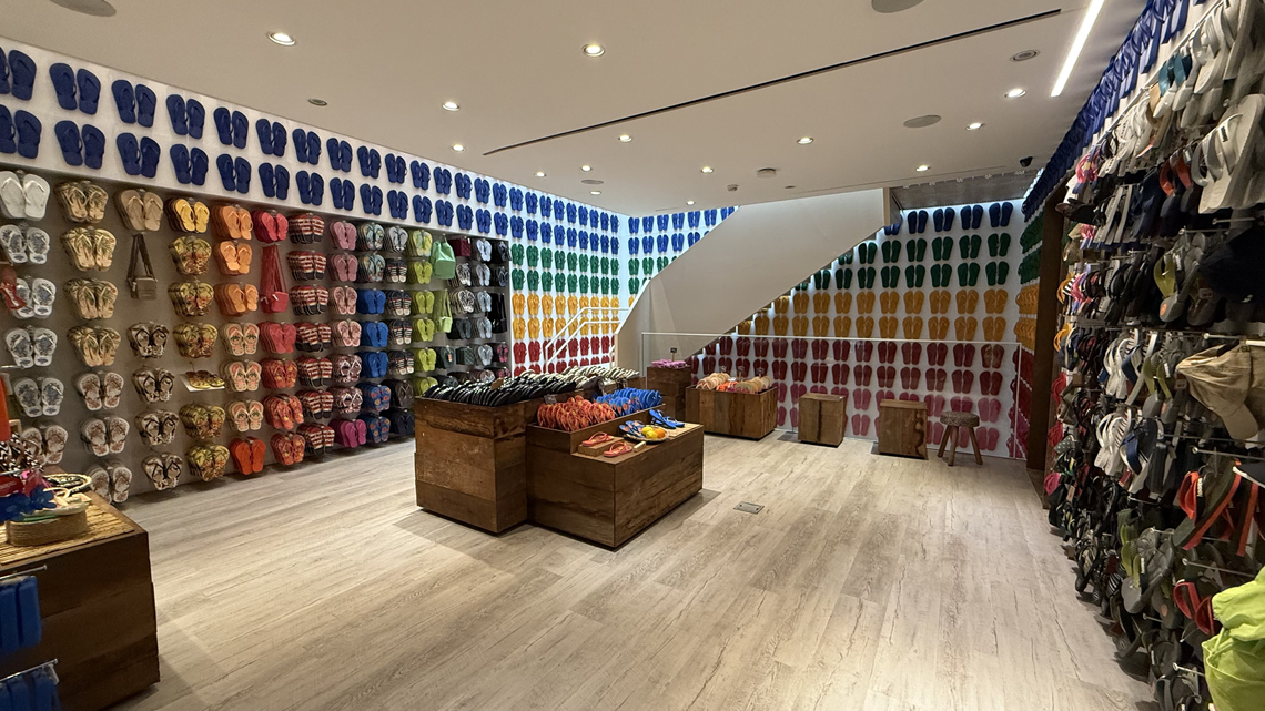 Havaianas reinaugura flagship em Ipanema com paredões instalados por alpinistas